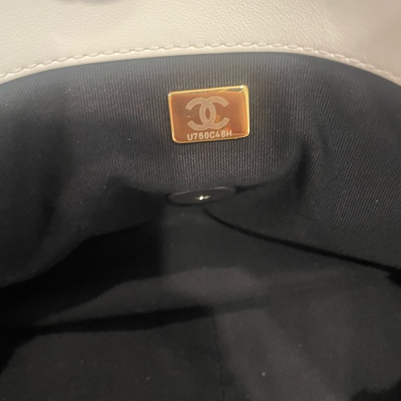 CHANEL 19 HANDBAG
Lambskin, Gold-Tone, Silver-Tone & Ruthenium-Finish Metal - Picture 6 of 15